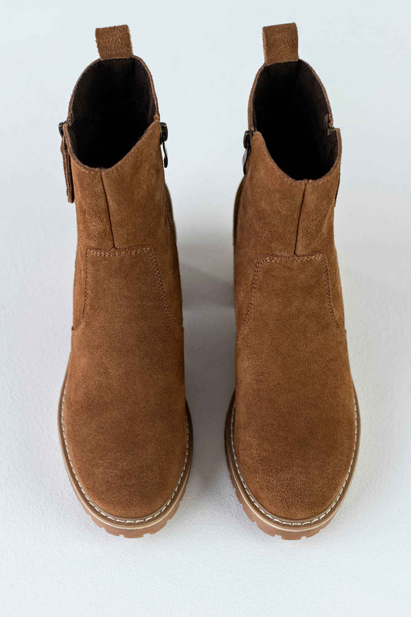 Leather boots with decorative zipper on side