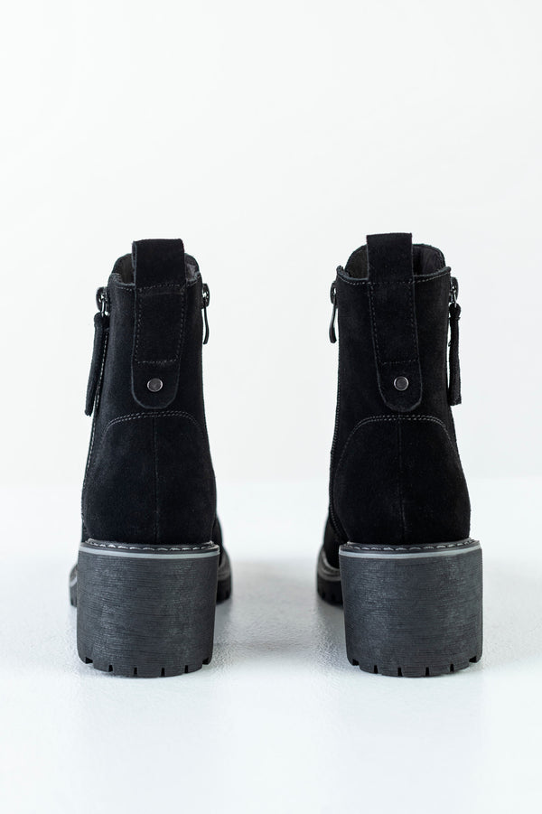 Leather boots with decorative zipper on side