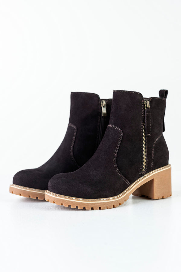 Leather boots with decorative zipper on side