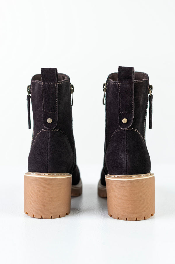 Leather boots with decorative zipper on side