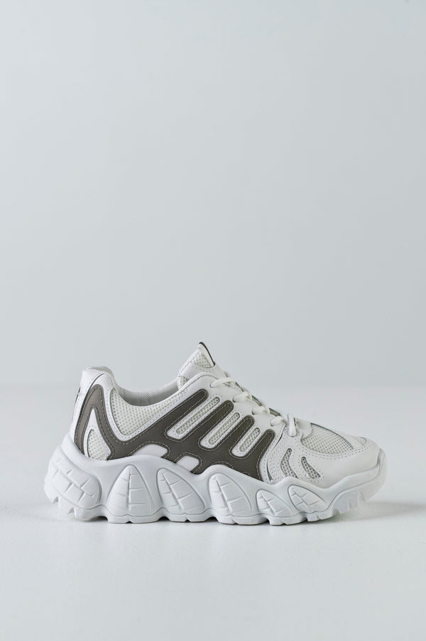 Lace-up fastening sneakers