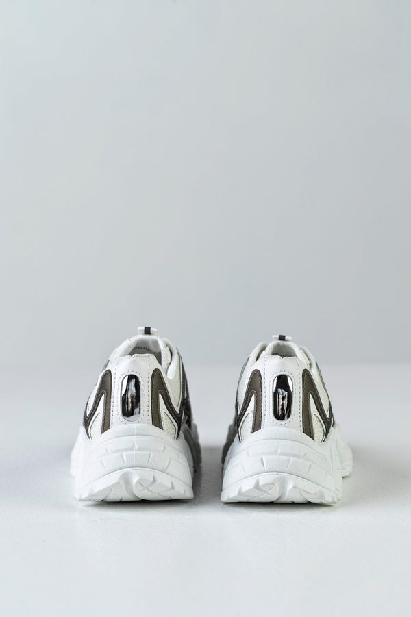 Lace-up fastening sneakers