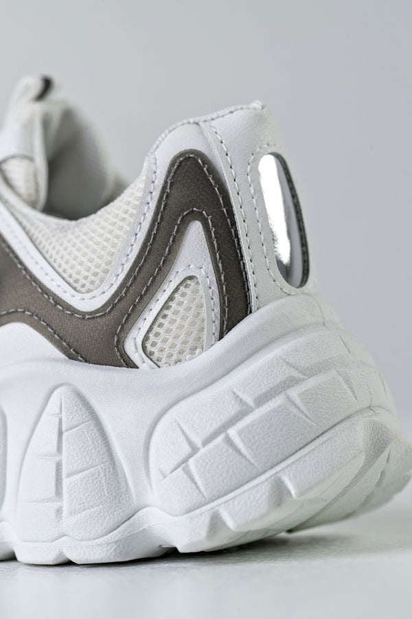 Lace-up fastening sneakers