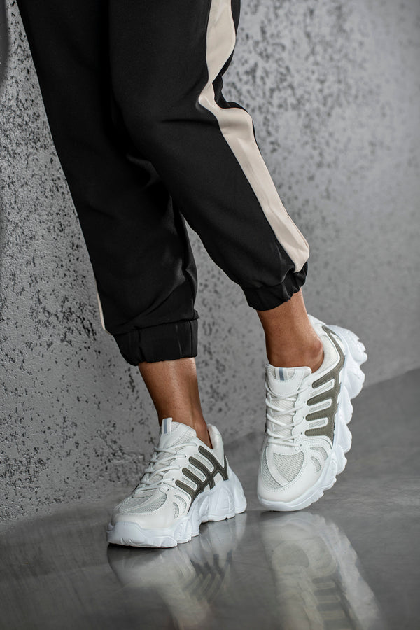 Lace-up fastening sneakers