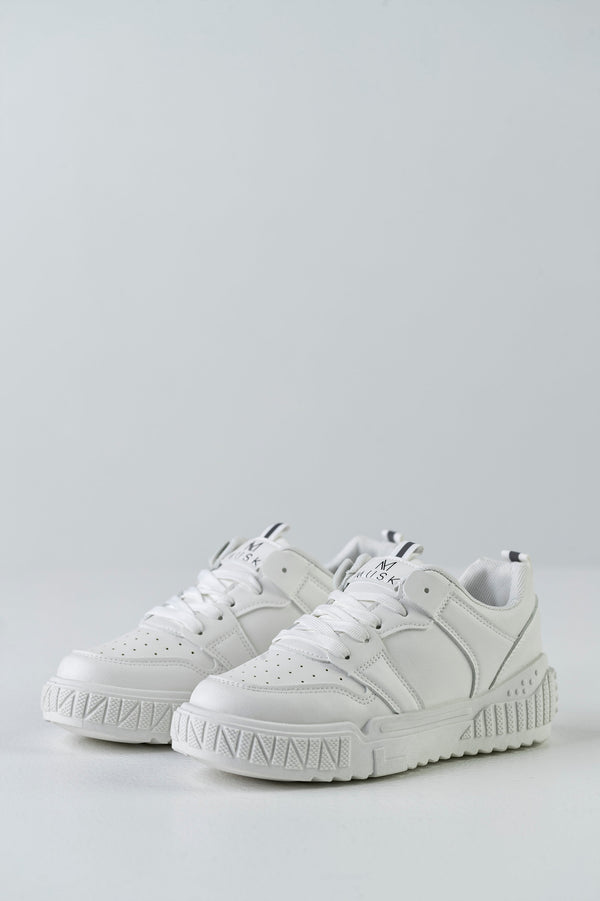Lace-up fastening sneakers