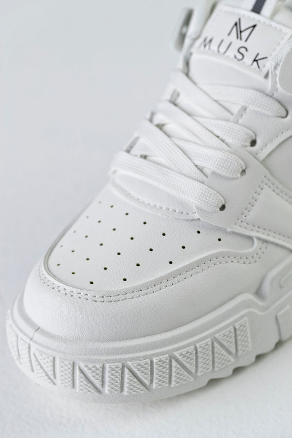 Lace-up fastening sneakers