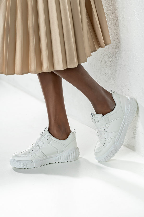 Lace-up fastening sneakers