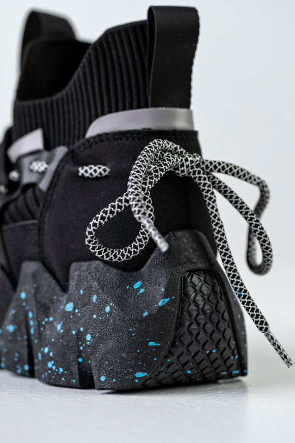 Sneakers with laces