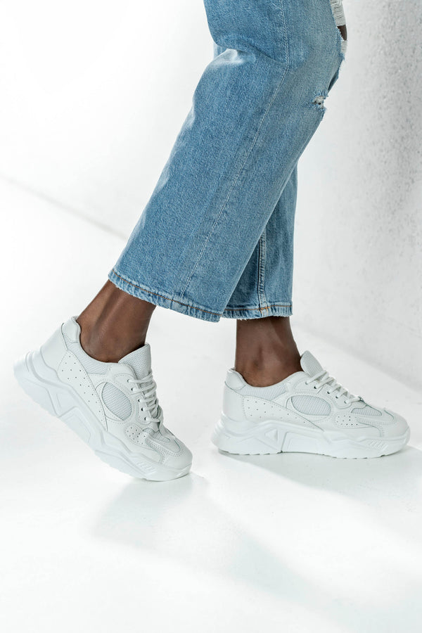 Lace-up fastening sneakers