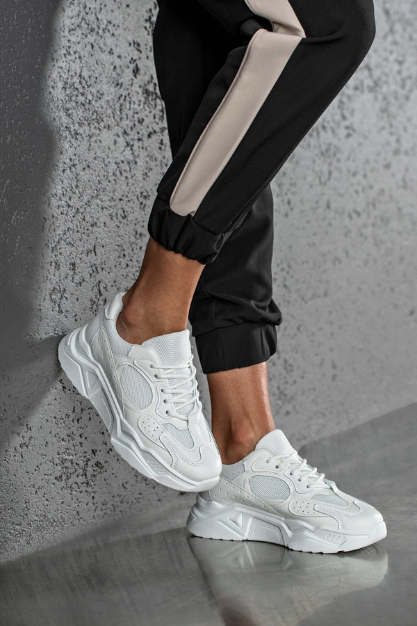 Lace-up fastening sneakers