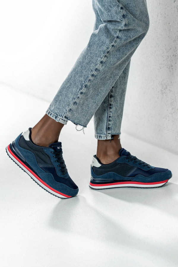 Lace-up fastening sneakers