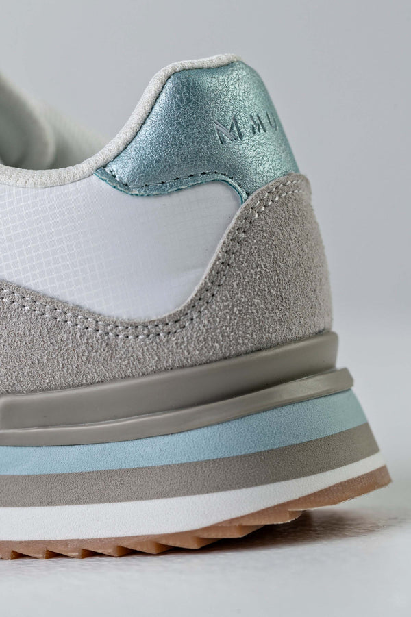 Lace-up fastening sneakers