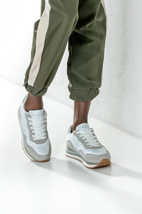 Lace-up fastening sneakers