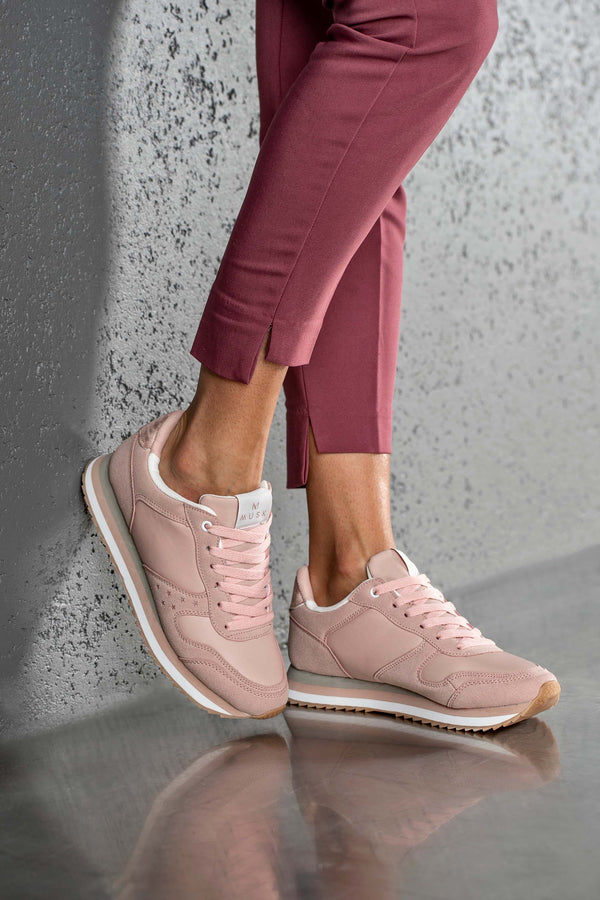 Lace-up fastening sneakers
