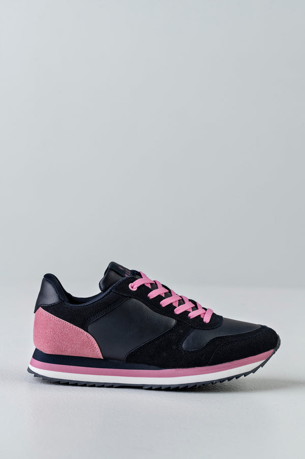 Lace-up fastening sneakers