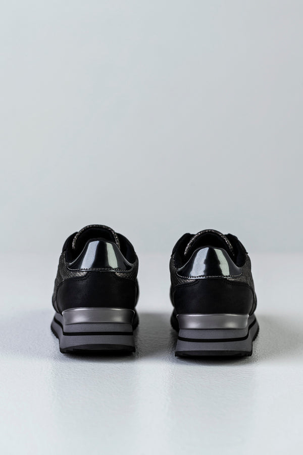 Lace-up fastening sneakers