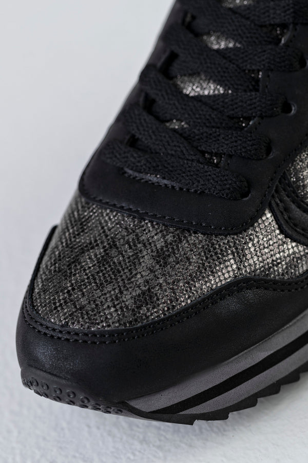 Lace-up fastening sneakers