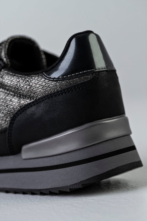 Lace-up fastening sneakers