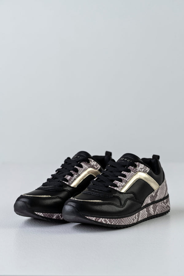 Lace-up fastening sneakers