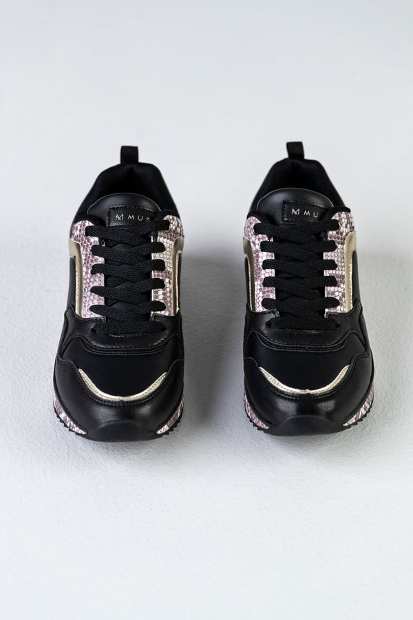 Lace-up fastening sneakers