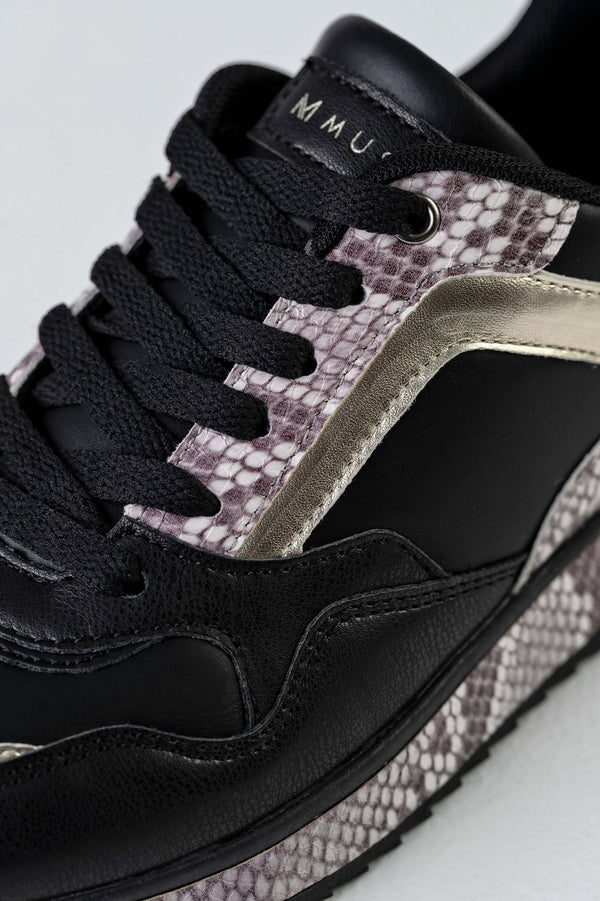 Lace-up fastening sneakers