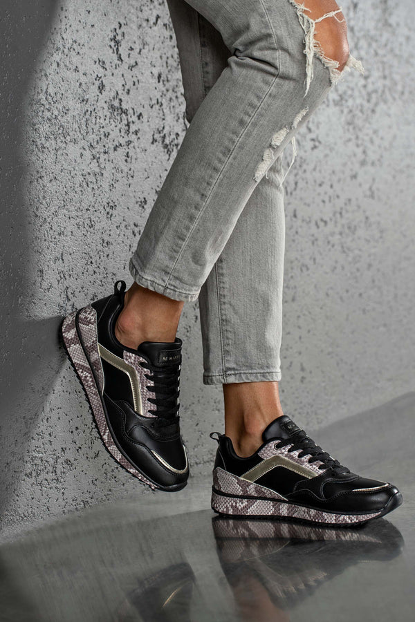 Lace-up fastening sneakers
