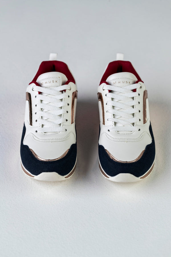 Lace-up fastening sneakers