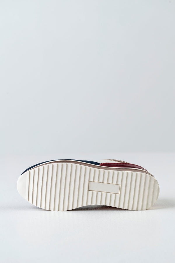 Lace-up fastening sneakers