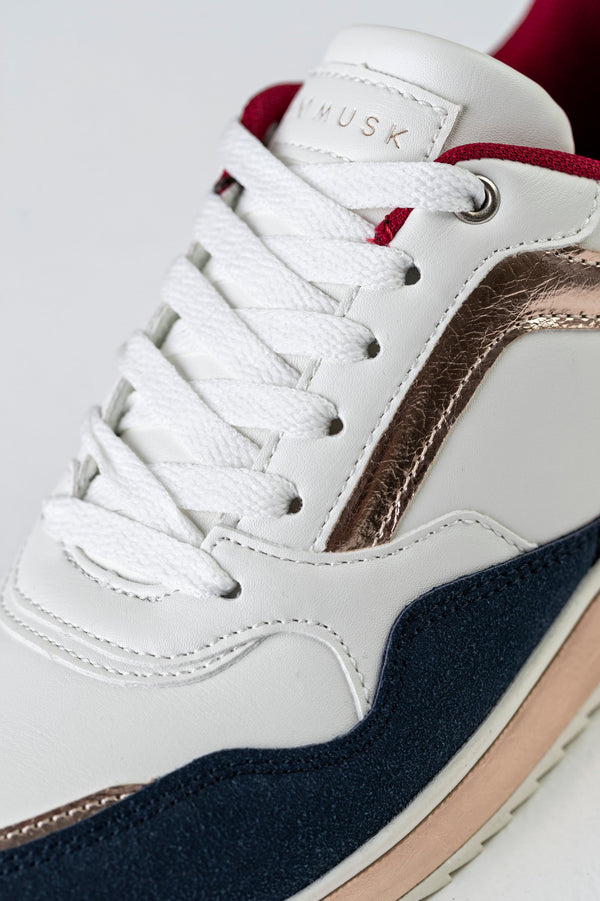 Lace-up fastening sneakers