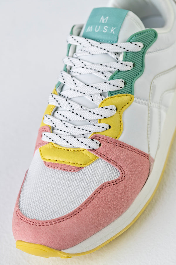 Lace-up fastening sneakers