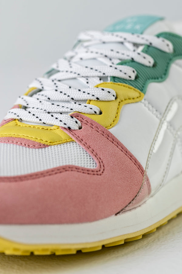 Lace-up fastening sneakers