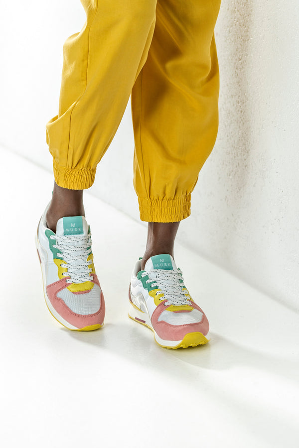 Lace-up fastening sneakers