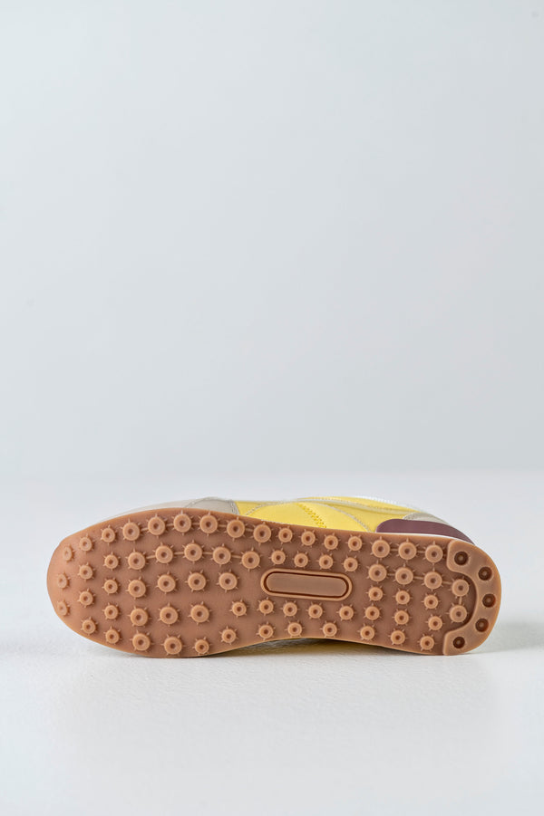Lace-up fastening sneakers