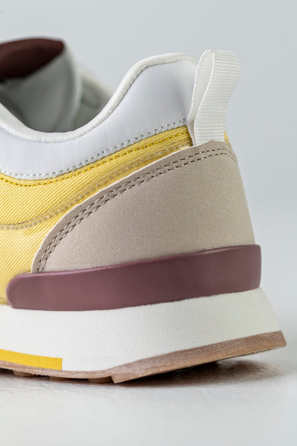 Lace-up fastening sneakers
