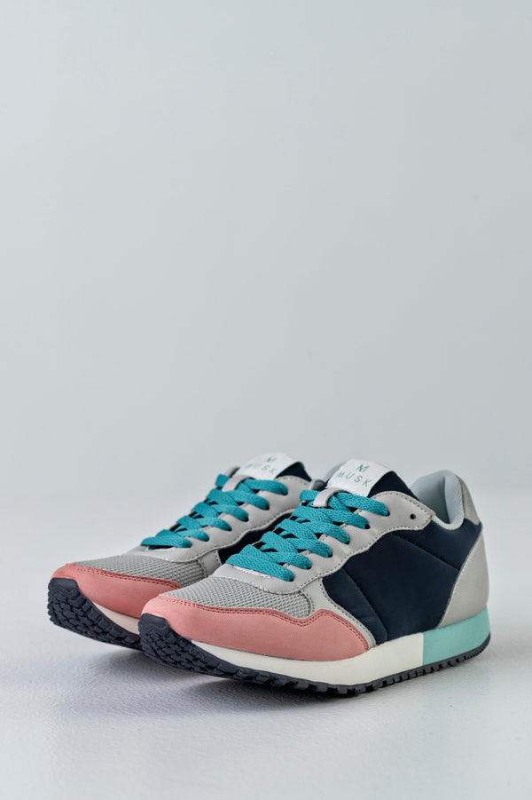 Lace-up fastening sneakers