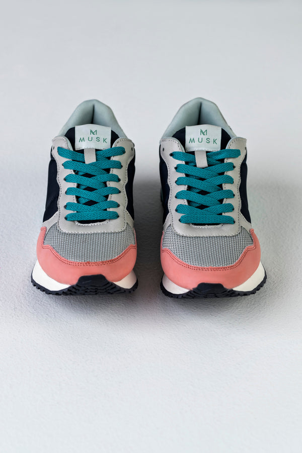 Lace-up fastening sneakers