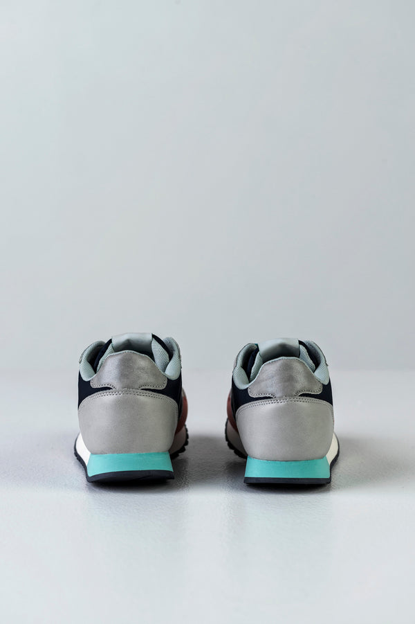 Lace-up fastening sneakers