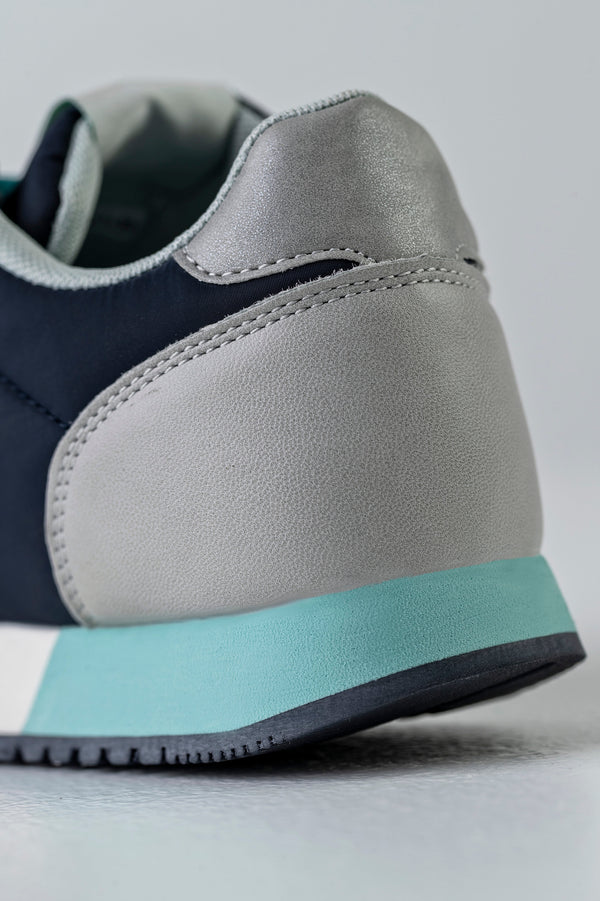Lace-up fastening sneakers