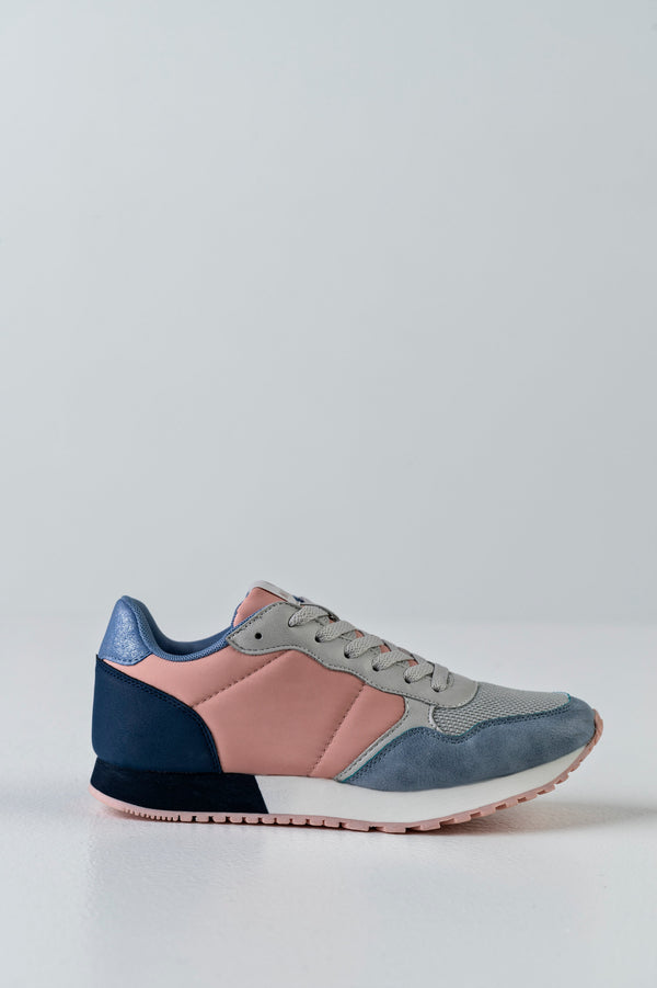 Lace-up fastening sneakers