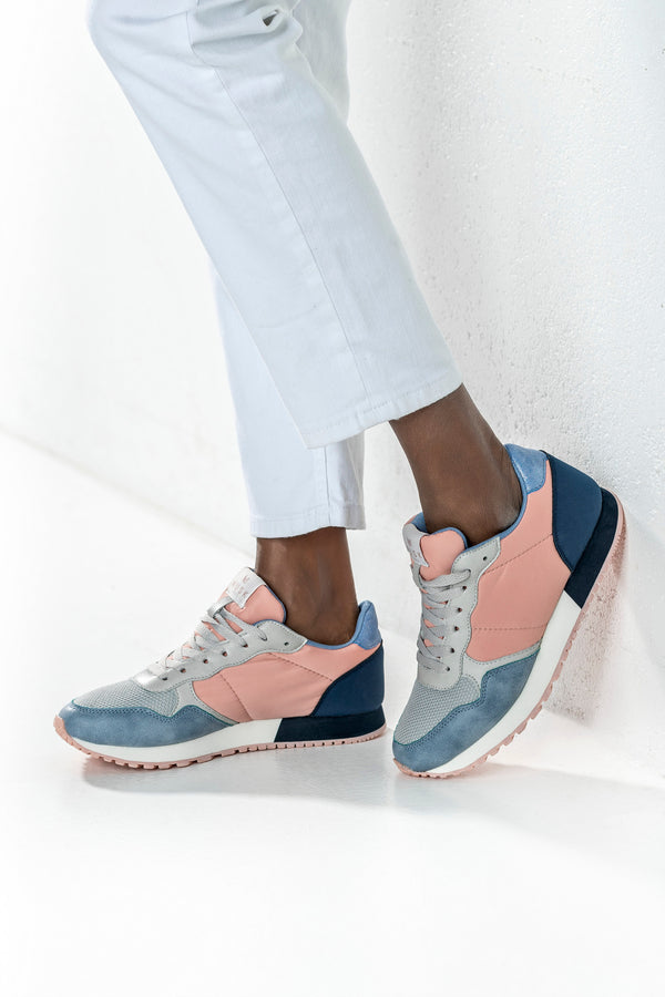 Lace-up fastening sneakers