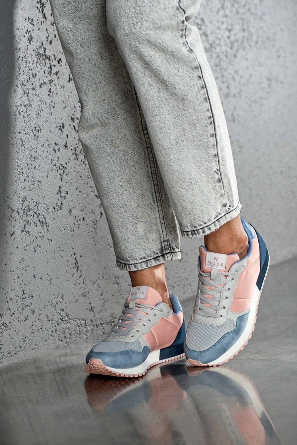 Lace-up fastening sneakers