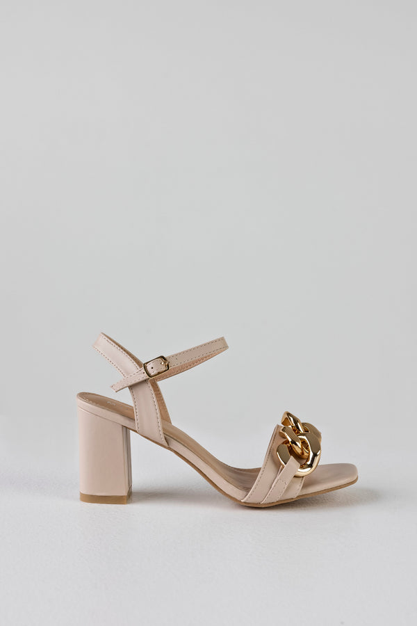 Heeled sandals with chain
