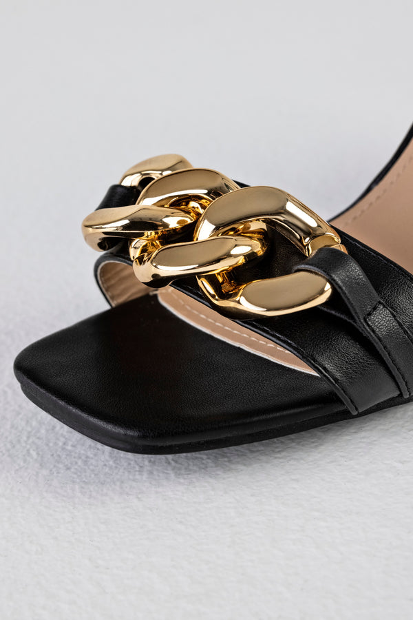 Heeled sandals with chain