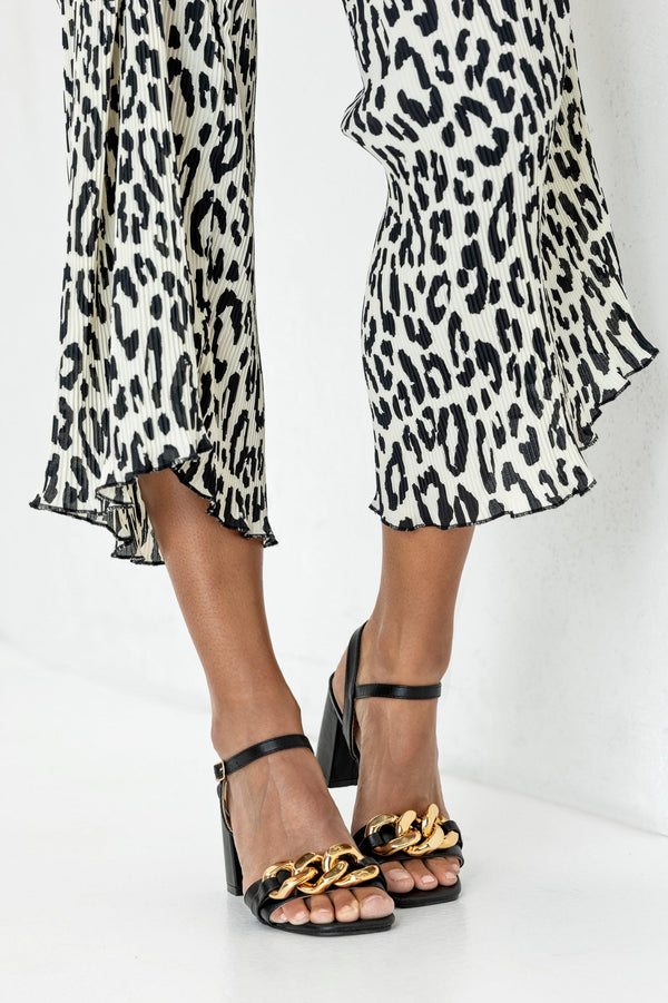 Heeled sandals with chain