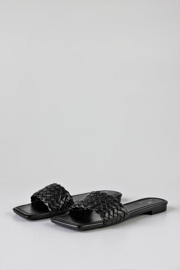 Sandales à bout carré et empeigne tressée