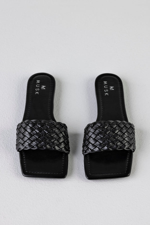 Sandales à bout carré et empeigne tressée