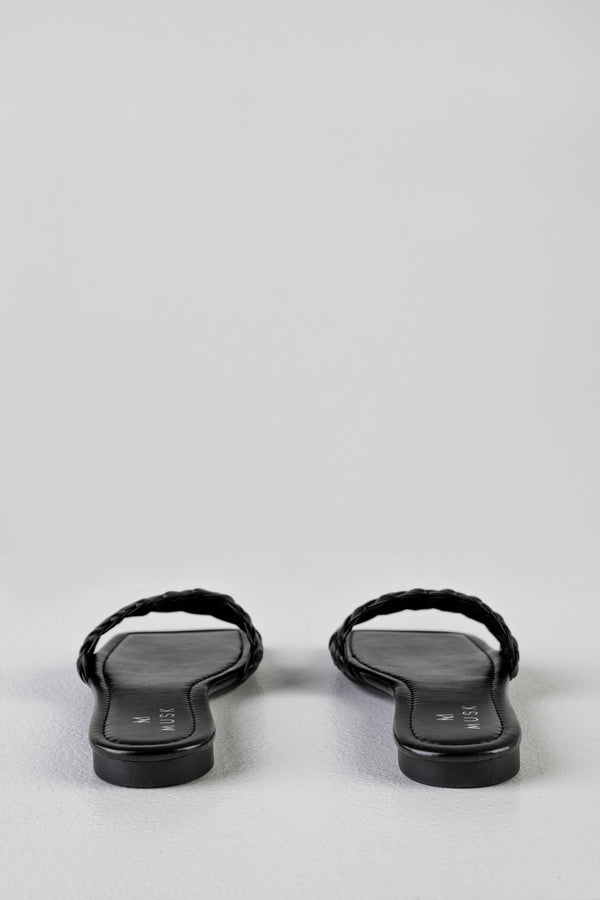 Sandales à bout carré et empeigne tressée