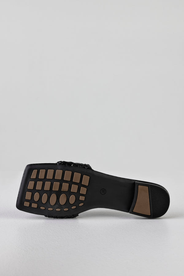 Sandales à bout carré et empeigne tressée