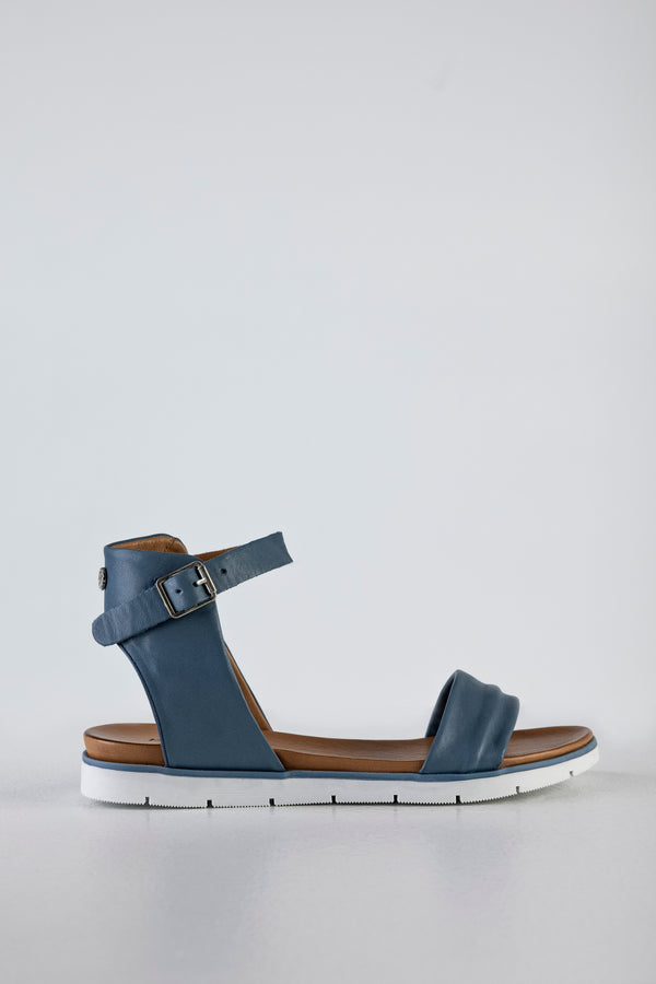 Leather flat sandals with buckle