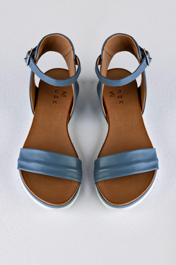 Leather flat sandals with buckle